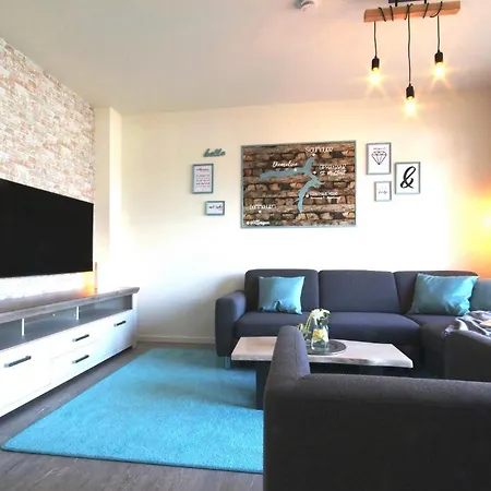 Marta: Lakeside Retreat With Sauna And Garden